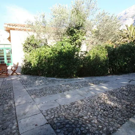 Center1 * Makarska